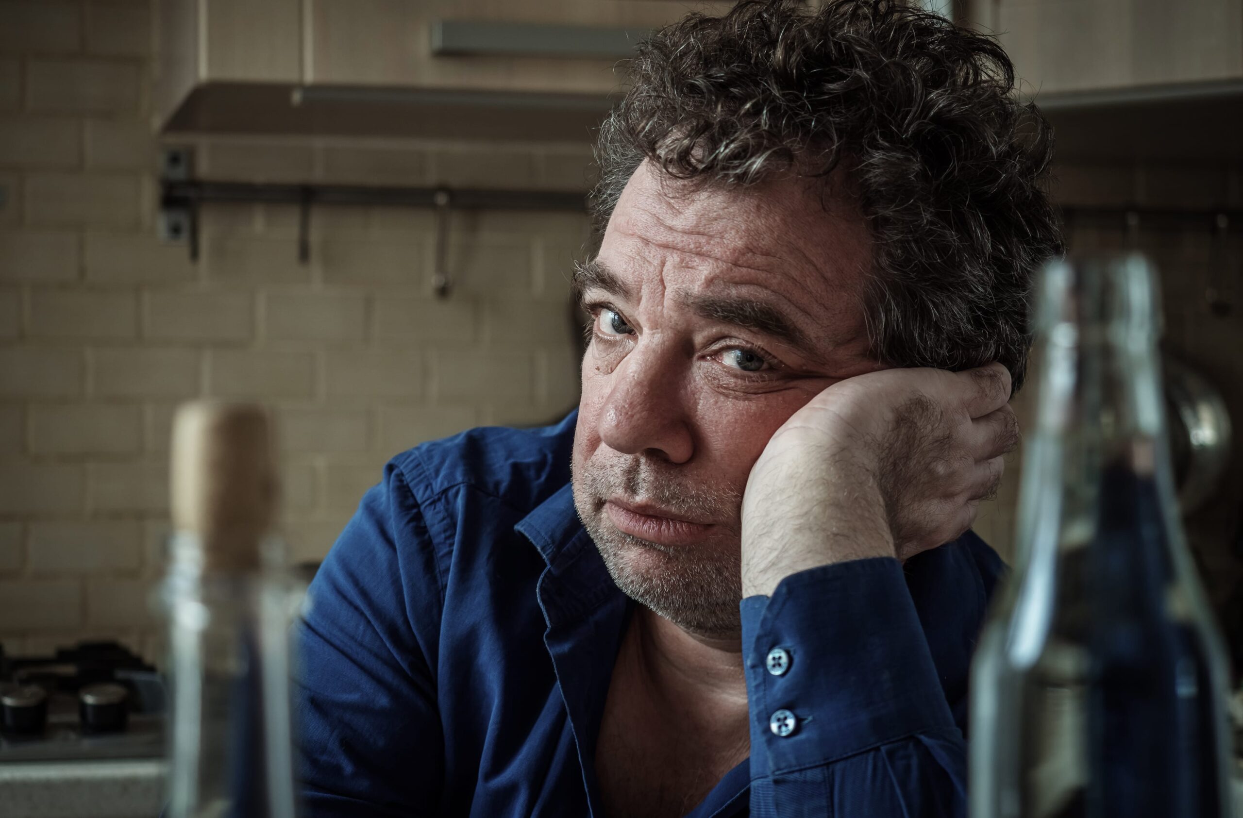 Verdrietige man die de bezoeker indringend aankijkt